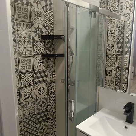 Belle D'hote Avec Balcon Prive - 3 Mins Gare - Geneve Acces Direct