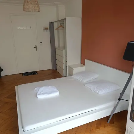 Belle D'hôte Avec Balcon Privé - 3 Mins Gare - Genève Accès Direct Séjour chez l'habitant *